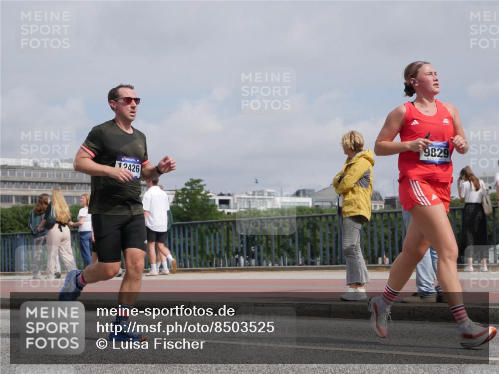 29.06.2025 - hella hamburg halbmarathon Luisa Fischer http://msf.ph/oto/8503525 29.06.2025 10:13:36 Kennedybrücke 12426, 9829, 5182, 5653, 5806, 9150, 9829 meine-sportfotos.de