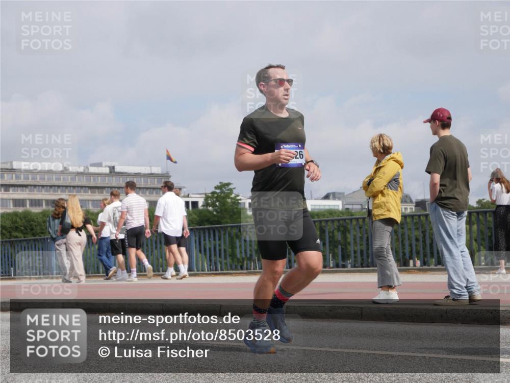 29.06.2025 - hella hamburg halbmarathon Luisa Fischer http://msf.ph/oto/8503528 29.06.2025 10:13:37 Kennedybrücke 26, 5182, 5653, 5806, 9150, 9829 meine-sportfotos.de