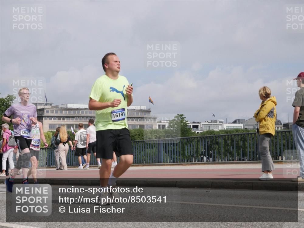 29.06.2025 - hella hamburg halbmarathon Luisa Fischer http://msf.ph/oto/8503541 29.06.2025 10:13:39 Kennedybrücke 12571, 5806, 16191, 1548, 1781, 5182, 5653, 5806, 8561, 9829 meine-sportfotos.de