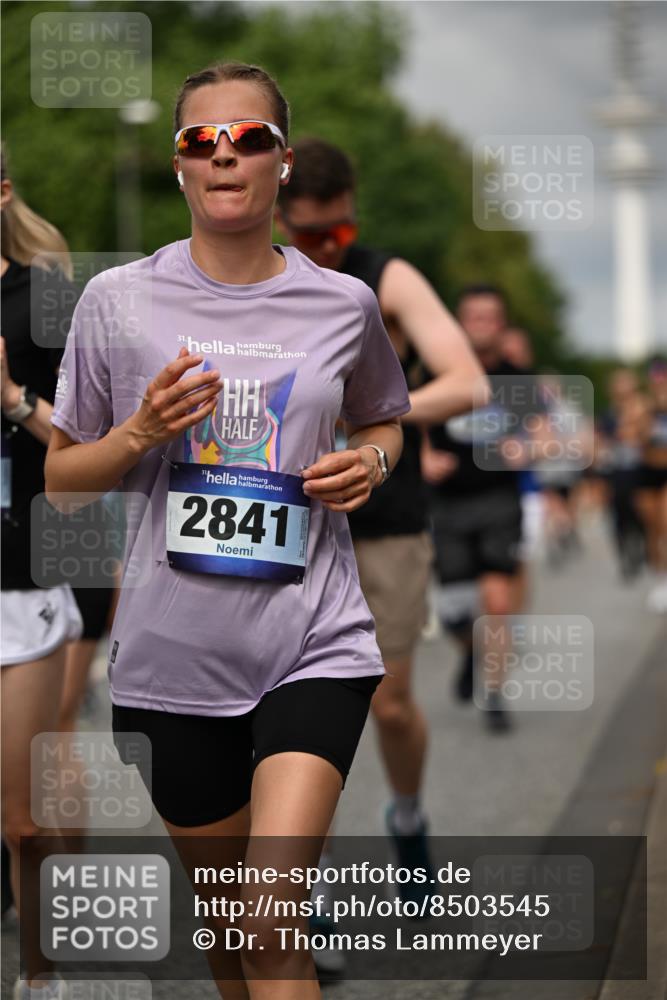 29.06.2025 - hella hamburg halbmarathon Dr. Thomas Lammeyer http://msf.ph/oto/8503545 29.06.2025 10:26:09 Kennedybrücke 1072, 1158, 1191, 1250, 1269, 1294, 1668, 1958, 1963, 2009, 2063, 2315, 2353, 2529, 2815, 2841, 2919, 3172, 3606, 3825, 3826, 4046, 4289, 4375, 4376, 5412, 5641, 5759, 6103, 6676, 7075, 7375, 7612, 7672, 8431, 8860, 8884, 8896, 8954, 8959, 9002, 9062, 9326, 9327, 9483, 9635, 9788, 10019, 10125, 10167, 10787, 10902, 10921, 11117, 11425 meine-sportfotos.de