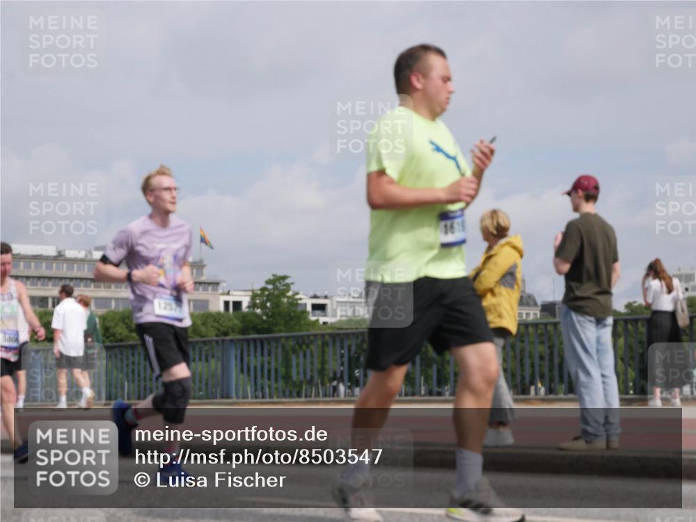 29.06.2025 - hella hamburg halbmarathon Luisa Fischer http://msf.ph/oto/8503547 29.06.2025 10:13:40 Kennedybrücke 12571, 16, 1548, 1781, 5182, 5653, 5806, 8561 meine-sportfotos.de