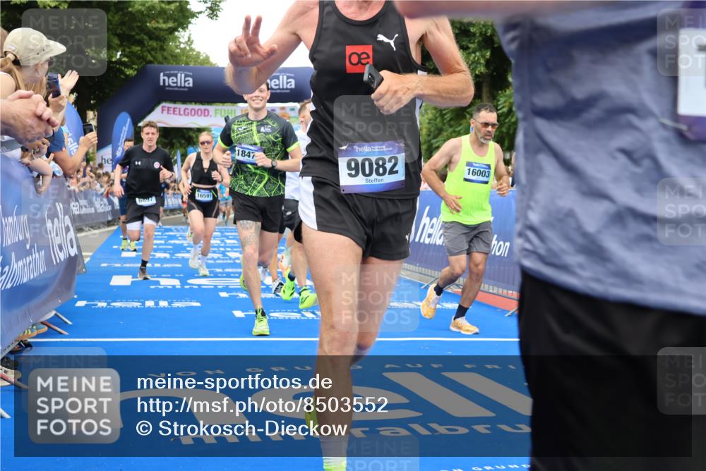 29.06.2025 - hella hamburg halbmarathon Strokosch-Dieckow http://msf.ph/oto/8503552 29.06.2025 10:52:11 Ziel 1482, 2397, 2595, 4419, 4837, 5032, 5087, 5093, 5378, 5482, 6164, 6897, 7732, 7896, 9074, 9082, 12135, 12580, 13726, 14248, 14300, 15275, 15446, 15829, 16003, 16320, 16591, 16666, 17033, 17130, 18475, 18801 meine-sportfotos.de