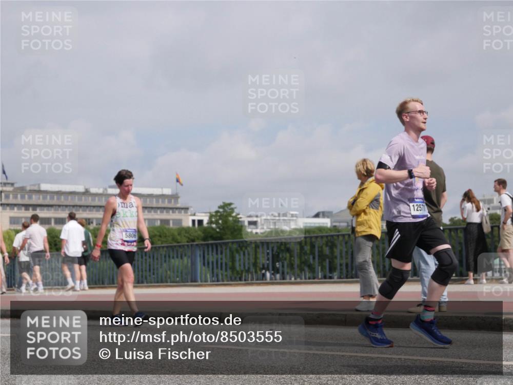 29.06.2025 - hella hamburg halbmarathon Luisa Fischer http://msf.ph/oto/8503555 29.06.2025 10:13:40 Kennedybrücke 5806, 12571, 1548, 1781, 5182, 5653, 5806, 8561 meine-sportfotos.de