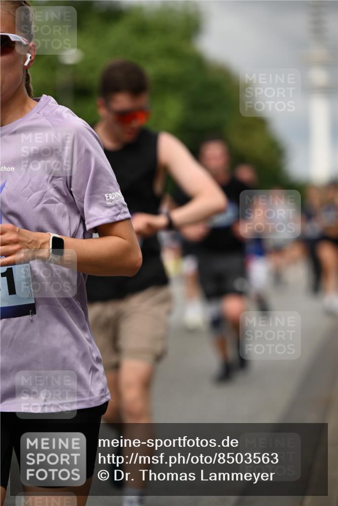 29.06.2025 - hella hamburg halbmarathon Dr. Thomas Lammeyer http://msf.ph/oto/8503563 29.06.2025 10:26:10 Kennedybrücke 1072, 1158, 1191, 1250, 1269, 1294, 1668, 1958, 1963, 2009, 2063, 2529, 2815, 2841, 2919, 3172, 3606, 3825, 3826, 4046, 4289, 4375, 4376, 5412, 5641, 5759, 6103, 6676, 7375, 7612, 7672, 8431, 8860, 8884, 8896, 8954, 8959, 9002, 9062, 9326, 9327, 9483, 9635, 9788, 10019, 10125, 10167, 10787, 10902, 10921, 11425 meine-sportfotos.de
