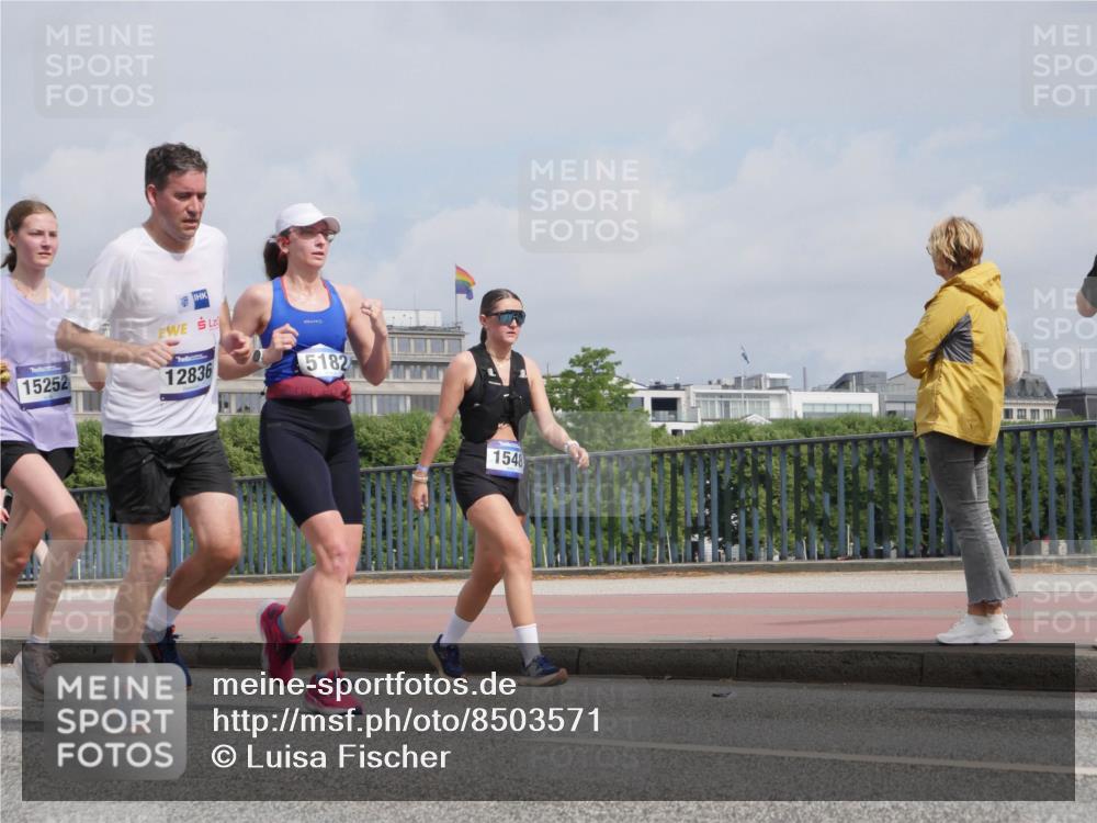 29.06.2025 - hella hamburg halbmarathon Luisa Fischer http://msf.ph/oto/8503571 29.06.2025 10:13:43 Kennedybrücke 15252, 12836, 5182, 1548, 1548, 1781, 5182, 5653, 5806, 8561 meine-sportfotos.de