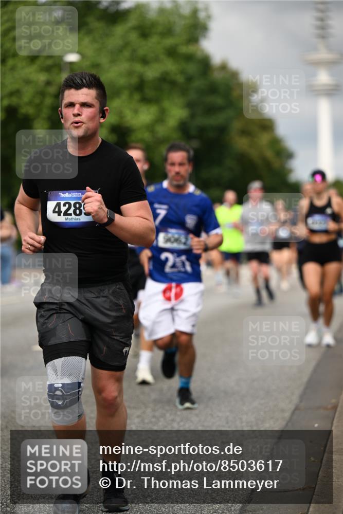 29.06.2025 - hella hamburg halbmarathon Dr. Thomas Lammeyer http://msf.ph/oto/8503617 29.06.2025 10:26:11 Kennedybrücke 1072, 1158, 1191, 1250, 1269, 1294, 1668, 1958, 1963, 2009, 2063, 2529, 2815, 2841, 2919, 3172, 3606, 3825, 3826, 4046, 4289, 4375, 4376, 5412, 5641, 5759, 6103, 6676, 7375, 7612, 7672, 8431, 8860, 8884, 8896, 8954, 8959, 9002, 9062, 9326, 9327, 9483, 9635, 9788, 9807, 10019, 10167, 10787, 10902, 10921, 11425 meine-sportfotos.de