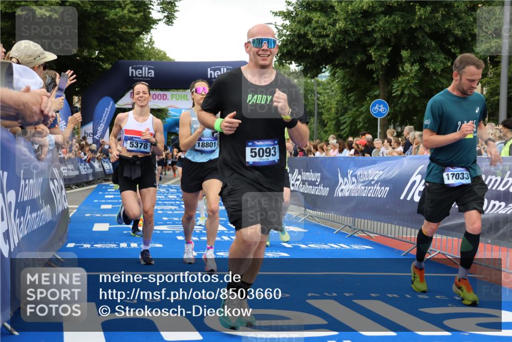 29.06.2025 - hella hamburg halbmarathon Strokosch-Dieckow http://msf.ph/oto/8503660 29.06.2025 10:52:08 Ziel 1482, 2397, 2595, 4837, 5032, 5087, 5093, 5378, 5482, 6897, 7732, 9074, 9082, 12135, 12580, 13726, 14248, 14300, 15275, 15506, 15829, 16003, 16179, 16320, 16591, 16666, 17033, 17130, 18475, 18801 meine-sportfotos.de