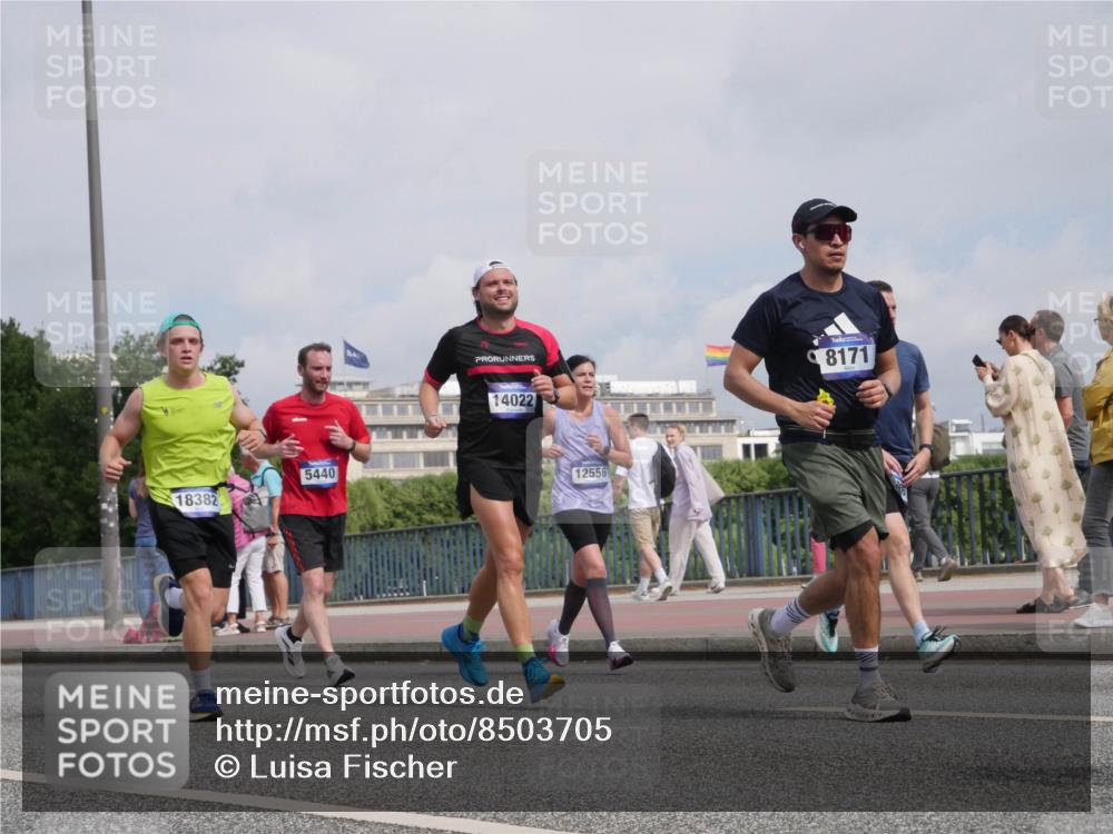 29.06.2025 - hella hamburg halbmarathon Luisa Fischer http://msf.ph/oto/8503705 29.06.2025 10:13:59 Kennedybrücke 18382, 5440, 14022, 12556, 8171, 4287, 5440, 8171, 8807, 8810, 10196 meine-sportfotos.de