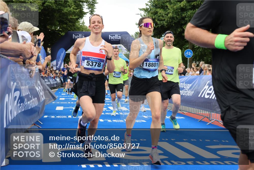29.06.2025 - hella hamburg halbmarathon Strokosch-Dieckow http://msf.ph/oto/8503727 29.06.2025 10:52:09 Ziel 1482, 2397, 2595, 4419, 4837, 5032, 5087, 5093, 5378, 5482, 6897, 7732, 9074, 9082, 12135, 12580, 13726, 14248, 14300, 15275, 15506, 15829, 16003, 16179, 16320, 16591, 16666, 17033, 17130, 18475, 18801 meine-sportfotos.de