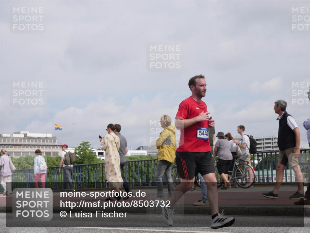 29.06.2025 - hella hamburg halbmarathon Luisa Fischer http://msf.ph/oto/8503732 29.06.2025 10:14:02 Kennedybrücke 5440, 4287, 5440, 8171, 8807, 8810 meine-sportfotos.de