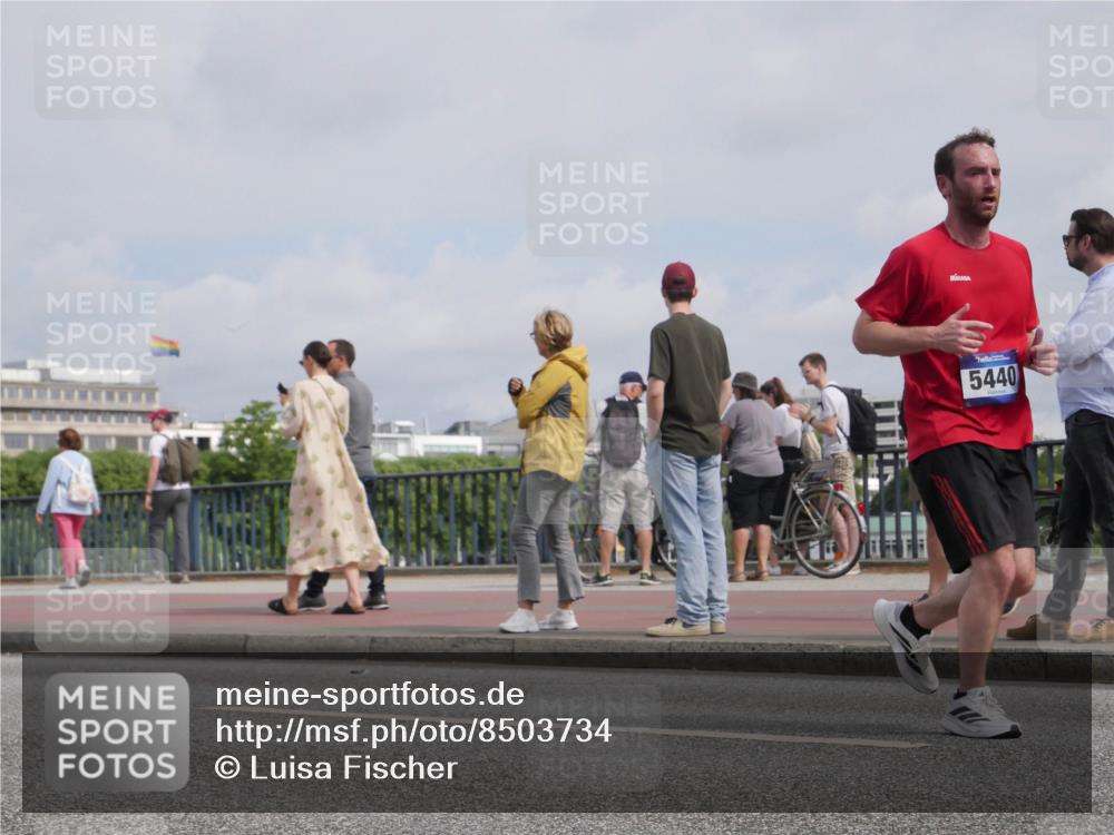 29.06.2025 - hella hamburg halbmarathon Luisa Fischer http://msf.ph/oto/8503734 29.06.2025 10:14:02 Kennedybrücke 5440, 4287, 5440, 8171, 8807, 8810 meine-sportfotos.de