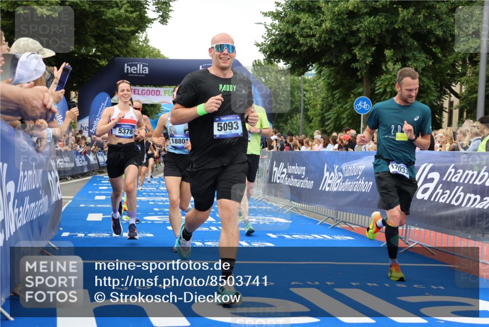 29.06.2025 - hella hamburg halbmarathon Strokosch-Dieckow http://msf.ph/oto/8503741 29.06.2025 10:52:08 Ziel 1482, 2397, 2595, 4837, 5032, 5087, 5093, 5378, 5482, 6897, 7732, 9074, 9082, 12135, 12580, 13726, 14248, 14300, 15275, 15506, 15829, 16003, 16179, 16320, 16591, 16666, 17033, 17130, 18475, 18801 meine-sportfotos.de