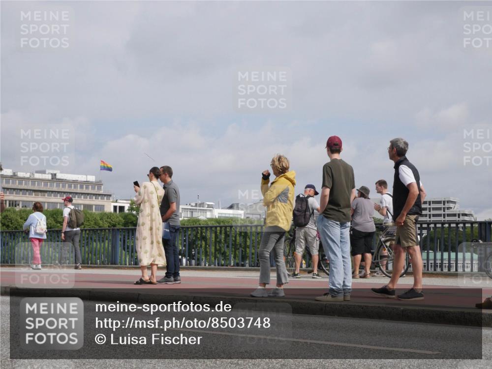 29.06.2025 - hella hamburg halbmarathon Luisa Fischer http://msf.ph/oto/8503748 29.06.2025 10:14:04 Kennedybrücke 5440, 8807, 8810 meine-sportfotos.de
