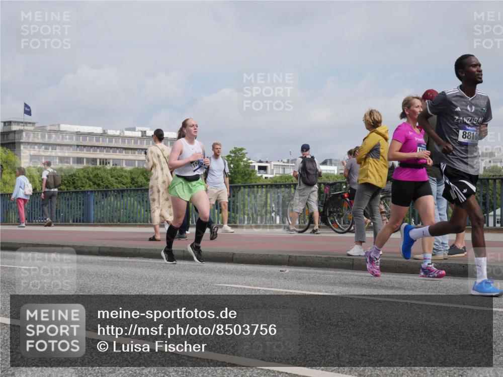 29.06.2025 - hella hamburg halbmarathon Luisa Fischer http://msf.ph/oto/8503756 29.06.2025 10:14:08 Kennedybrücke 157, 8810, 1531, 8807, 8810 meine-sportfotos.de