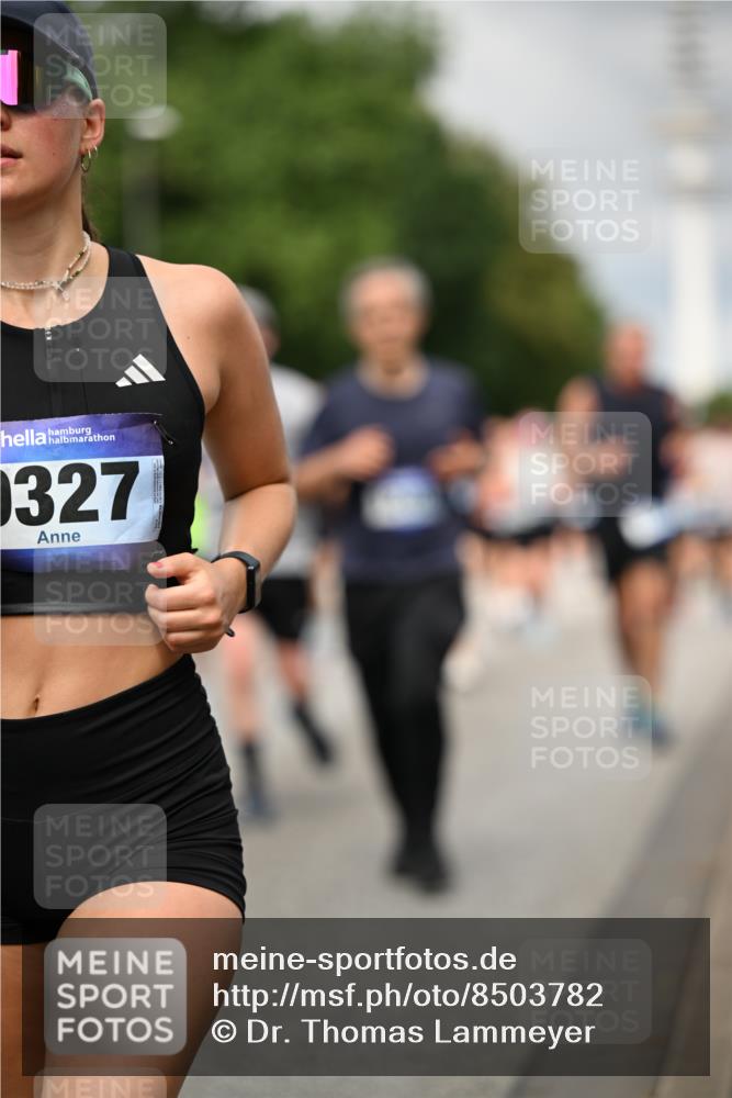 29.06.2025 - hella hamburg halbmarathon Dr. Thomas Lammeyer http://msf.ph/oto/8503782 29.06.2025 10:26:16 Kennedybrücke 1158, 1269, 1294, 1419, 1668, 1958, 1963, 2009, 2063, 2172, 2529, 2841, 2919, 3108, 3172, 3735, 3768, 3825, 3826, 3946, 4046, 4289, 4375, 4376, 4556, 5079, 5641, 6030, 6103, 6676, 6805, 7375, 7612, 7672, 8431, 8860, 8884, 8896, 8954, 8959, 9002, 9062, 9327, 9516, 9635, 9788, 9807, 10167, 10710, 10787, 10902, 10921 meine-sportfotos.de