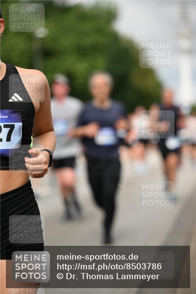 29.06.2025 - hella hamburg halbmarathon Dr. Thomas Lammeyer http://msf.ph/oto/8503786 29.06.2025 10:26:16 Kennedybrücke 1158, 1269, 1294, 1419, 1668, 1958, 1963, 2009, 2063, 2172, 2529, 2841, 2919, 3108, 3172, 3735, 3768, 3825, 3826, 3946, 4046, 4289, 4375, 4376, 4556, 5079, 5641, 6030, 6103, 6676, 6805, 7375, 7612, 7672, 8431, 8860, 8884, 8896, 8954, 8959, 9002, 9062, 9327, 9516, 9635, 9788, 9807, 10167, 10710, 10787, 10902, 10921 meine-sportfotos.de