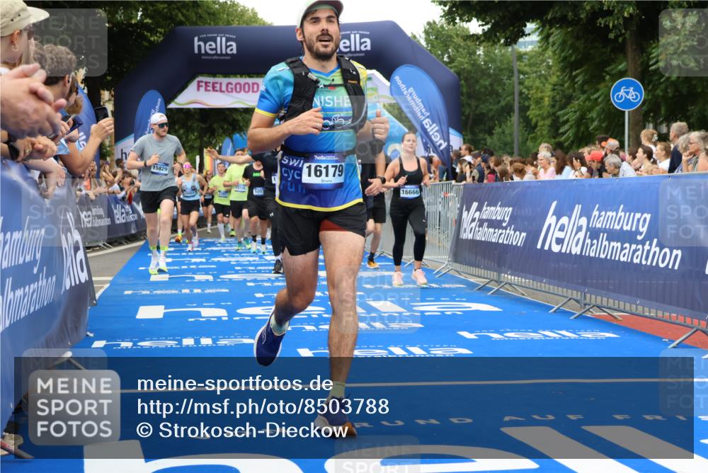 29.06.2025 - hella hamburg halbmarathon Strokosch-Dieckow http://msf.ph/oto/8503788 29.06.2025 10:52:03 Ziel 1482, 2397, 2595, 4033, 5093, 5336, 5378, 6390, 6897, 7130, 7409, 7724, 7732, 8413, 8977, 9082, 10057, 12580, 13726, 14248, 15356, 15506, 15829, 16179, 16320, 16666, 17033, 17978, 18801, 18869 meine-sportfotos.de