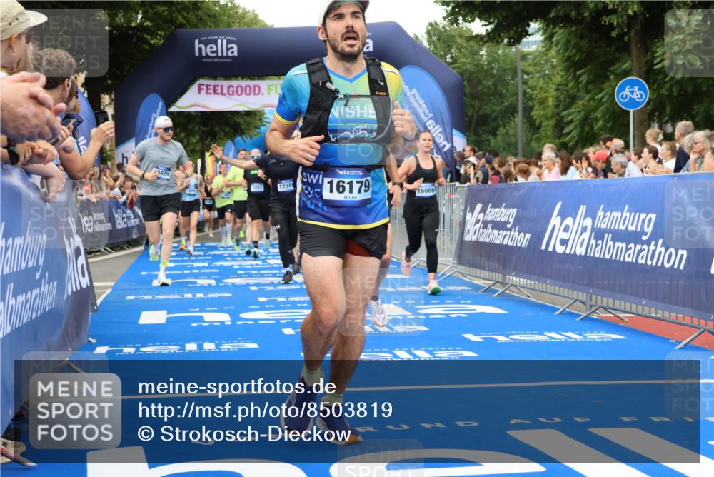 29.06.2025 - hella hamburg halbmarathon Strokosch-Dieckow http://msf.ph/oto/8503819 29.06.2025 10:52:03 Ziel 1482, 2397, 2595, 4033, 5093, 5336, 5378, 6390, 6897, 7130, 7409, 7724, 7732, 8413, 8977, 9082, 10057, 12580, 13726, 14248, 15356, 15506, 15829, 16179, 16320, 16666, 17033, 17978, 18801, 18869 meine-sportfotos.de
