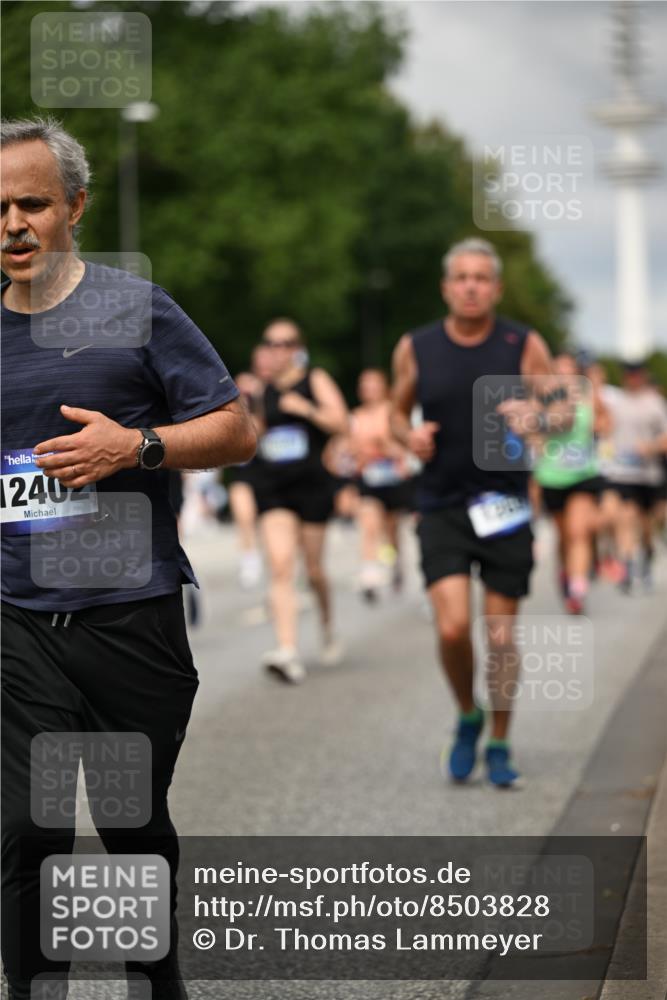 29.06.2025 - hella hamburg halbmarathon Dr. Thomas Lammeyer http://msf.ph/oto/8503828 29.06.2025 10:26:18 Kennedybrücke 1158, 1269, 1294, 1419, 1668, 1963, 2009, 2063, 2172, 2919, 3108, 3172, 3735, 3768, 3825, 3826, 3946, 4046, 4114, 4289, 4375, 4376, 4556, 5079, 5641, 6030, 6676, 6805, 6849, 7375, 7612, 7672, 7794, 8431, 8860, 8884, 8896, 8954, 9002, 9062, 9204, 9327, 9516, 9635, 9788, 9807, 10167, 10710, 10902, 10921, 10961 meine-sportfotos.de