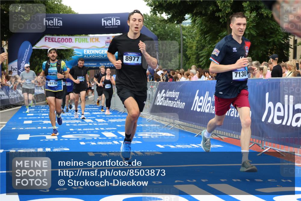 29.06.2025 - hella hamburg halbmarathon Strokosch-Dieckow http://msf.ph/oto/8503873 29.06.2025 10:52:01 Ziel 1482, 2595, 4033, 5093, 5102, 5336, 5378, 6390, 7130, 7409, 7724, 7732, 8413, 8977, 10057, 12580, 15356, 15506, 15690, 15829, 16179, 16666, 17033, 17978, 18801, 18869 meine-sportfotos.de