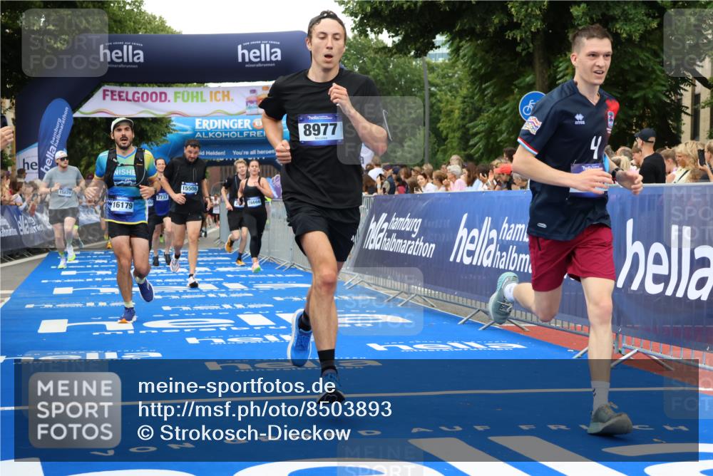 29.06.2025 - hella hamburg halbmarathon Strokosch-Dieckow http://msf.ph/oto/8503893 29.06.2025 10:52:01 Ziel 1482, 2595, 4033, 5093, 5102, 5336, 5378, 6390, 7130, 7409, 7724, 7732, 8413, 8977, 10057, 12580, 15356, 15506, 15690, 15829, 16179, 16666, 17033, 17978, 18801, 18869 meine-sportfotos.de