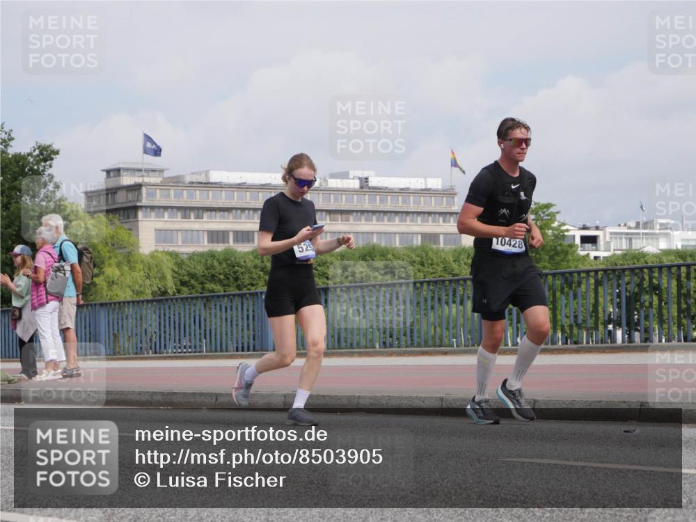 29.06.2025 - hella hamburg halbmarathon Luisa Fischer http://msf.ph/oto/8503905 29.06.2025 10:14:31 Kennedybrücke 525, 10428, 1166, 4227, 5254, 7571, 10428 meine-sportfotos.de