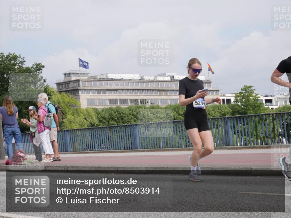 29.06.2025 - hella hamburg halbmarathon Luisa Fischer http://msf.ph/oto/8503914 29.06.2025 10:14:32 Kennedybrücke 5254, 1166, 4227, 5254, 7571, 10042, 10428 meine-sportfotos.de