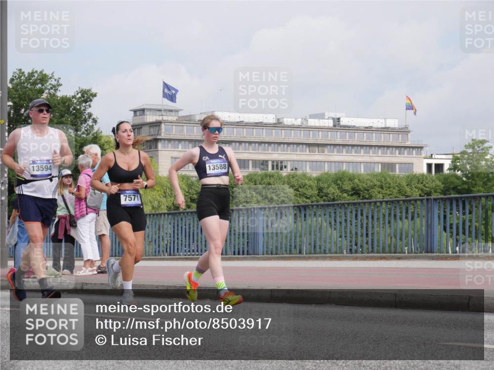 29.06.2025 - hella hamburg halbmarathon Luisa Fischer http://msf.ph/oto/8503917 29.06.2025 10:14:34 Kennedybrücke 13594, 7571, 13588, 5254, 7571, 8368, 10042, 10428 meine-sportfotos.de