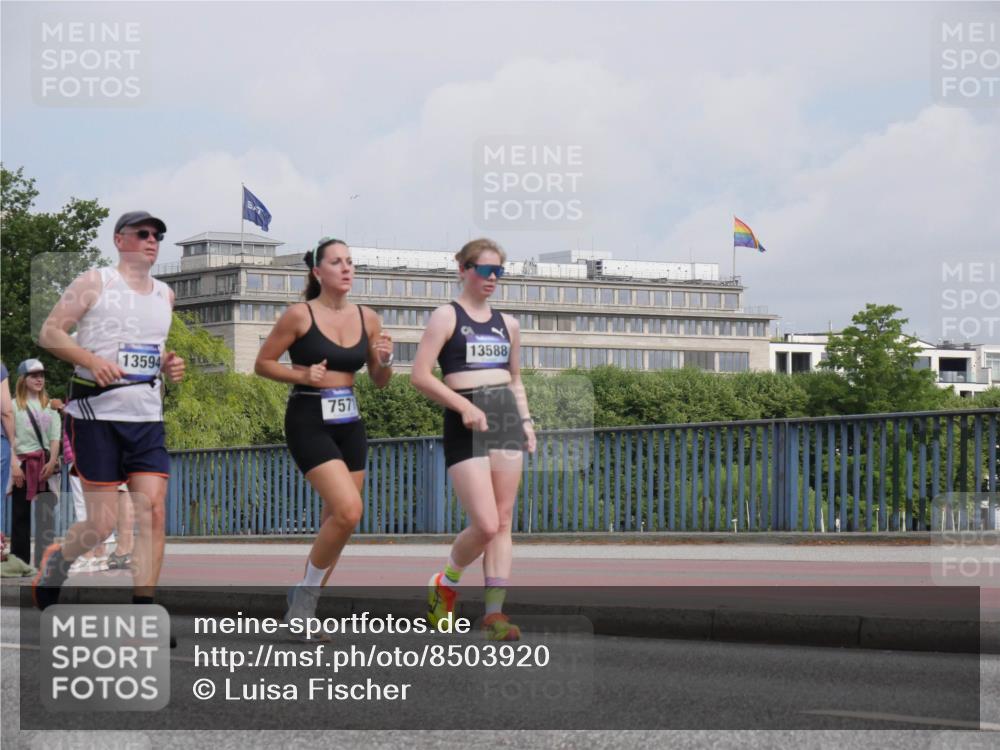 29.06.2025 - hella hamburg halbmarathon Luisa Fischer http://msf.ph/oto/8503920 29.06.2025 10:14:35 Kennedybrücke 13594, 757, 13588, 2661, 5254, 7571, 8368, 10042, 10428 meine-sportfotos.de