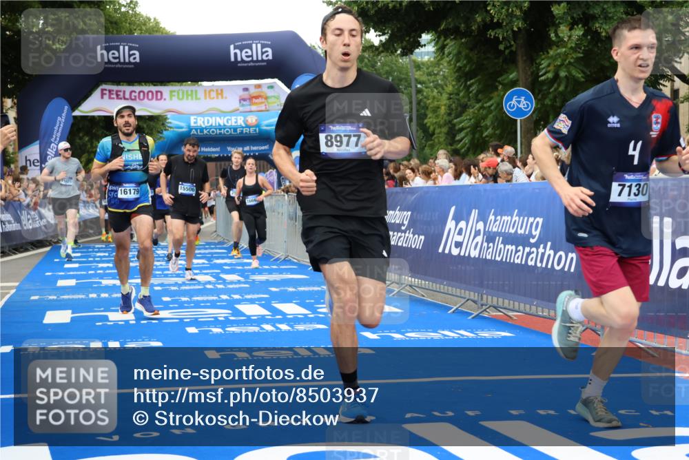 29.06.2025 - hella hamburg halbmarathon Strokosch-Dieckow http://msf.ph/oto/8503937 29.06.2025 10:52:02 Ziel 1482, 2397, 2595, 4033, 5093, 5336, 5378, 6390, 7130, 7409, 7724, 7732, 8413, 8977, 10057, 12580, 13726, 14248, 15356, 15506, 15829, 16179, 16666, 17033, 17978, 18801, 18869 meine-sportfotos.de