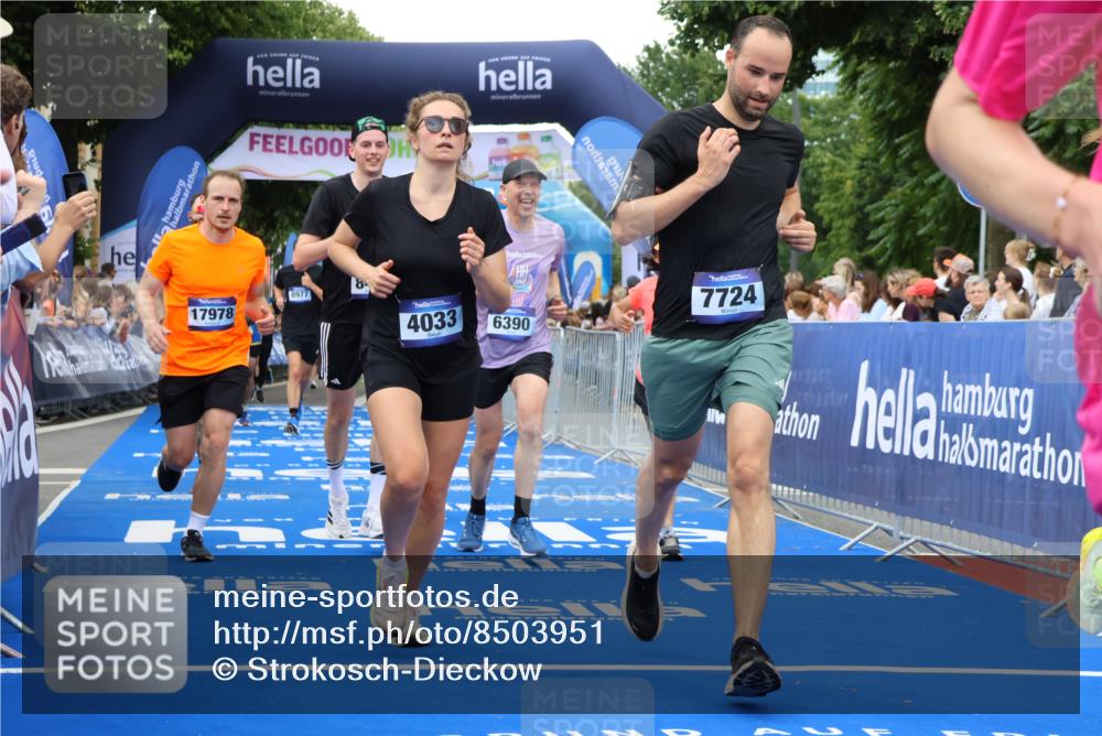 29.06.2025 - hella hamburg halbmarathon Strokosch-Dieckow http://msf.ph/oto/8503951 29.06.2025 10:51:58 Ziel 2818, 2823, 2880, 4033, 4297, 5102, 5336, 6390, 7130, 7409, 7724, 7732, 8413, 8856, 8977, 10057, 13799, 15356, 15506, 15690, 15829, 16179, 16666, 17815, 17962, 17978, 18869 meine-sportfotos.de
