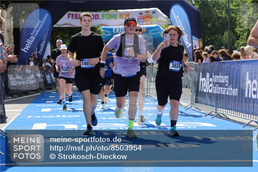 29.06.2025 - hella hamburg halbmarathon Strokosch-Dieckow http://msf.ph/oto/8503954 29.06.2025 11:36:34 Ziel 1819, 2853, 3558, 3920, 4385, 4449, 6199, 7695, 7696, 7773, 8356, 8985, 9628, 10027, 10219, 13462, 14477, 15820, 15827, 16032, 17156, 17609, 17749, 17793, 18091, 18809 meine-sportfotos.de