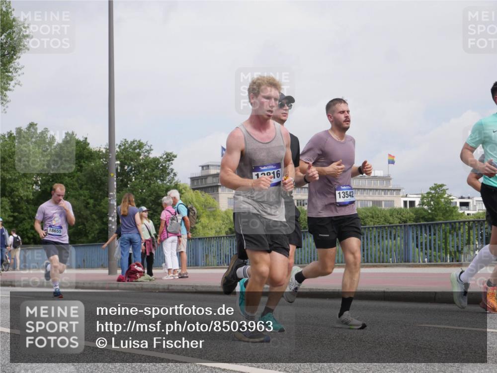 29.06.2025 - hella hamburg halbmarathon Luisa Fischer http://msf.ph/oto/8503963 29.06.2025 10:14:43 Kennedybrücke 18655, 1916, 13542, 1062, 2661, 7474, 8368, 10042 meine-sportfotos.de