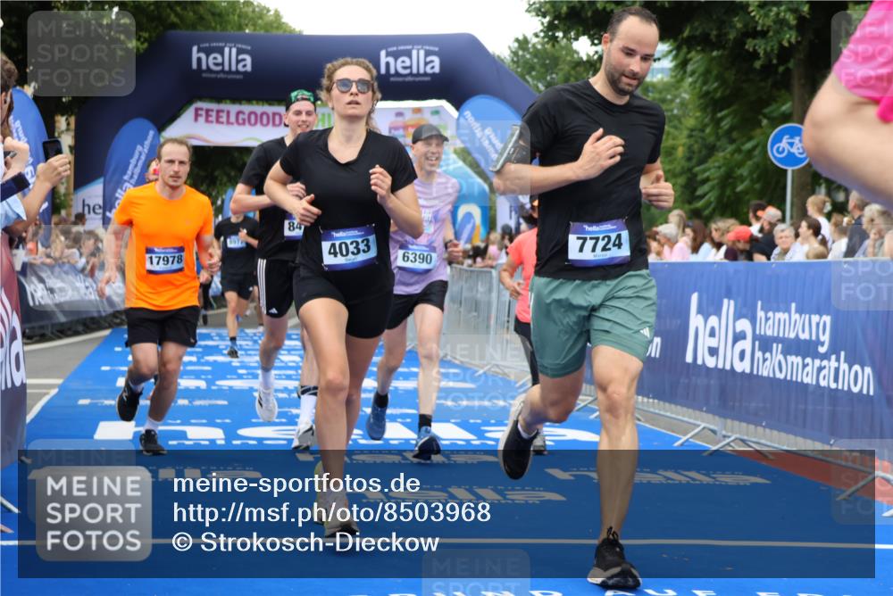 29.06.2025 - hella hamburg halbmarathon Strokosch-Dieckow http://msf.ph/oto/8503968 29.06.2025 10:51:58 Ziel 2818, 2823, 2880, 4033, 4297, 5102, 5336, 6390, 7130, 7409, 7724, 7732, 8413, 8856, 8977, 10057, 13799, 15356, 15506, 15690, 15829, 16179, 16666, 17815, 17962, 17978, 18869 meine-sportfotos.de