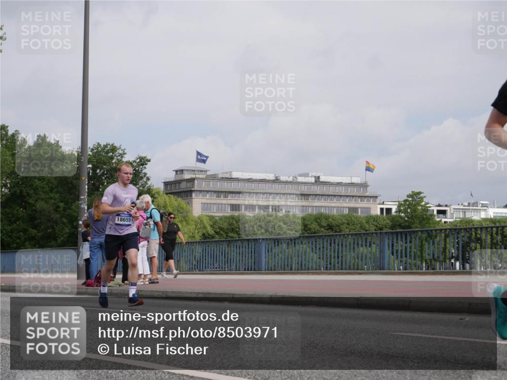 29.06.2025 - hella hamburg halbmarathon Luisa Fischer http://msf.ph/oto/8503971 29.06.2025 10:14:44 Kennedybrücke 18655, 1062, 2661, 7474, 8368, 10042 meine-sportfotos.de