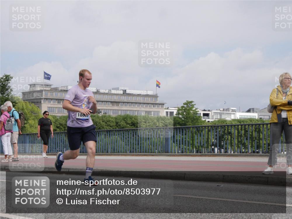 29.06.2025 - hella hamburg halbmarathon Luisa Fischer http://msf.ph/oto/8503977 29.06.2025 10:14:45 Kennedybrücke 180, 1062, 2661, 7474, 8368, 9254, 10042 meine-sportfotos.de