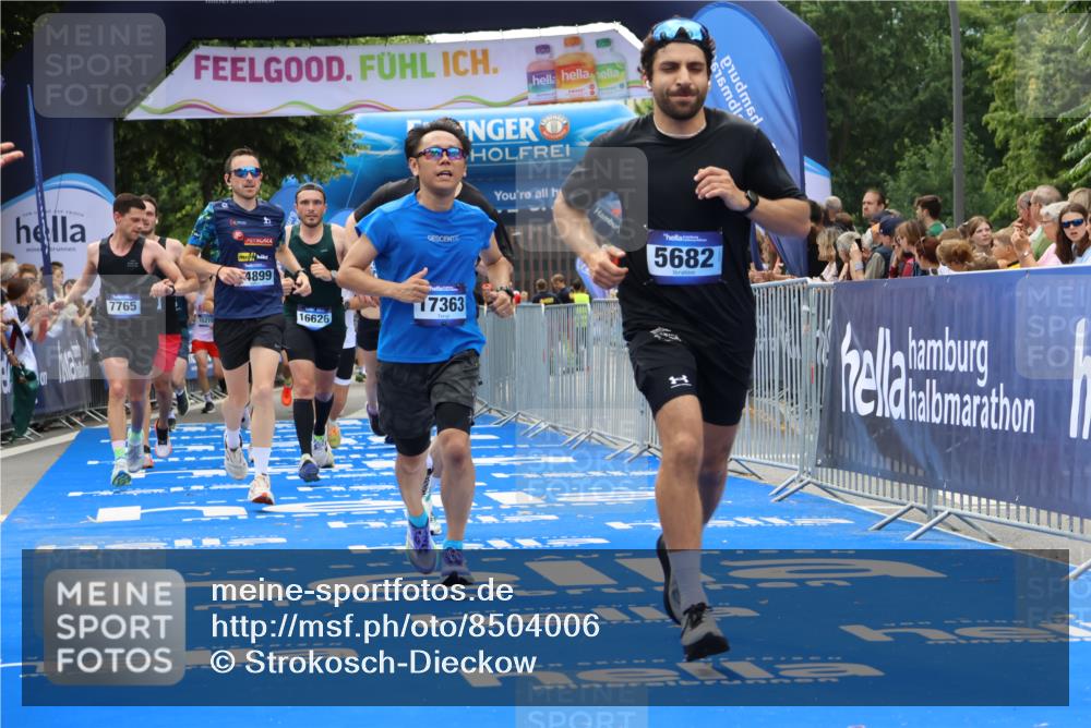 29.06.2025 - hella hamburg halbmarathon Strokosch-Dieckow http://msf.ph/oto/8504006 29.06.2025 10:42:10 Ziel 1441, 1903, 2675, 5682, 7765, 7865, 9365, 10216, 12098, 13709, 14811, 14899, 16626, 16660, 16677, 17182, 17363, 18772, 18802 meine-sportfotos.de