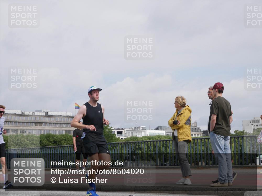 29.06.2025 - hella hamburg halbmarathon Luisa Fischer http://msf.ph/oto/8504020 29.06.2025 10:14:50 Kennedybrücke 1062, 1790, 3837, 7370, 7474, 9254 meine-sportfotos.de