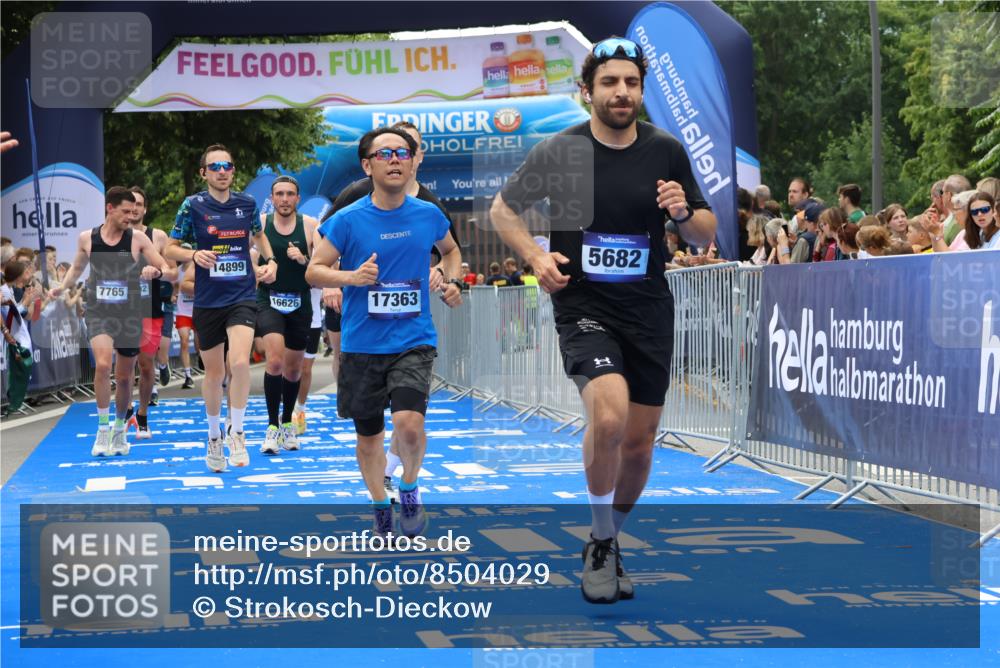 29.06.2025 - hella hamburg halbmarathon Strokosch-Dieckow http://msf.ph/oto/8504029 29.06.2025 10:42:10 Ziel 1441, 1903, 2675, 5682, 7765, 7865, 9365, 10216, 12098, 13709, 14811, 14899, 16626, 16660, 16677, 17182, 17363, 18772, 18802 meine-sportfotos.de