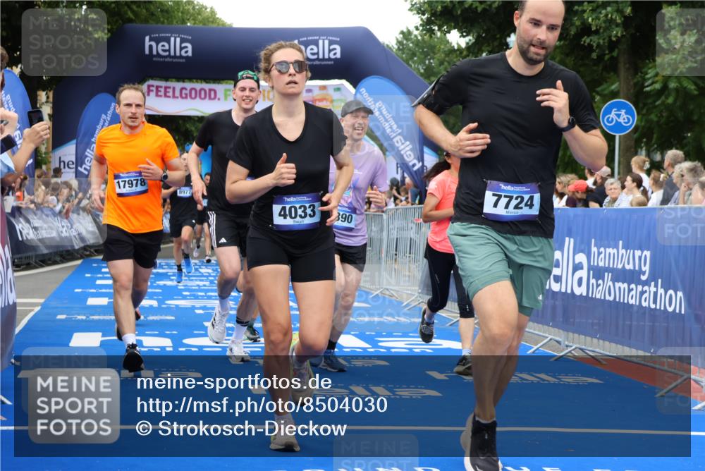 29.06.2025 - hella hamburg halbmarathon Strokosch-Dieckow http://msf.ph/oto/8504030 29.06.2025 10:51:58 Ziel 2818, 2823, 2880, 4033, 4297, 5102, 5336, 6390, 7130, 7409, 7724, 7732, 8413, 8856, 8977, 10057, 13799, 15356, 15506, 15690, 15829, 16179, 16666, 17815, 17962, 17978, 18869 meine-sportfotos.de