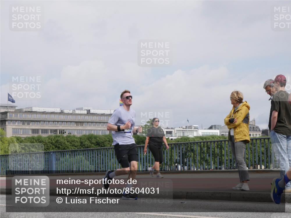 29.06.2025 - hella hamburg halbmarathon Luisa Fischer http://msf.ph/oto/8504031 29.06.2025 10:14:50 Kennedybrücke 1062, 1790, 3837, 7370, 7474, 9254 meine-sportfotos.de