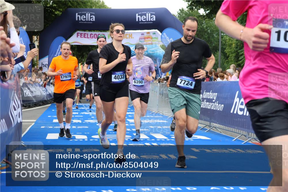 29.06.2025 - hella hamburg halbmarathon Strokosch-Dieckow http://msf.ph/oto/8504049 29.06.2025 10:51:58 Ziel 2818, 2823, 2880, 4033, 4297, 5102, 5336, 6390, 7130, 7409, 7724, 7732, 8413, 8856, 8977, 10057, 13799, 15356, 15506, 15690, 15829, 16179, 16666, 17815, 17962, 17978, 18869 meine-sportfotos.de