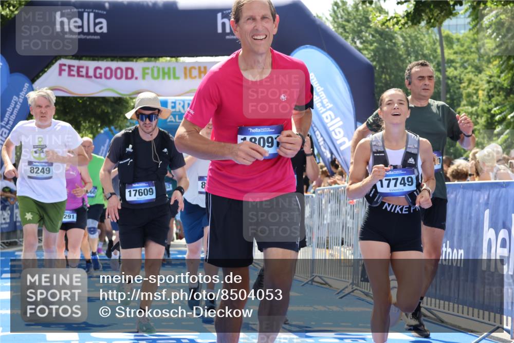 29.06.2025 - hella hamburg halbmarathon Strokosch-Dieckow http://msf.ph/oto/8504053 29.06.2025 11:36:40 Ziel 2853, 3920, 4385, 4449, 5560, 7696, 8249, 8356, 8985, 10027, 10707, 10872, 11843, 12684, 15820, 16032, 16866, 16884, 17156, 17609, 17749, 17793, 18091, 18809 meine-sportfotos.de