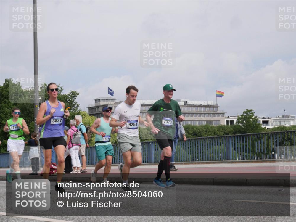 29.06.2025 - hella hamburg halbmarathon Luisa Fischer http://msf.ph/oto/8504060 29.06.2025 10:14:54 Kennedybrücke 1790, 3837, 9, 17774, 9254, 7370, 1790, 3746, 3837, 6966, 7370, 7474, 9119, 9254, 9405 meine-sportfotos.de