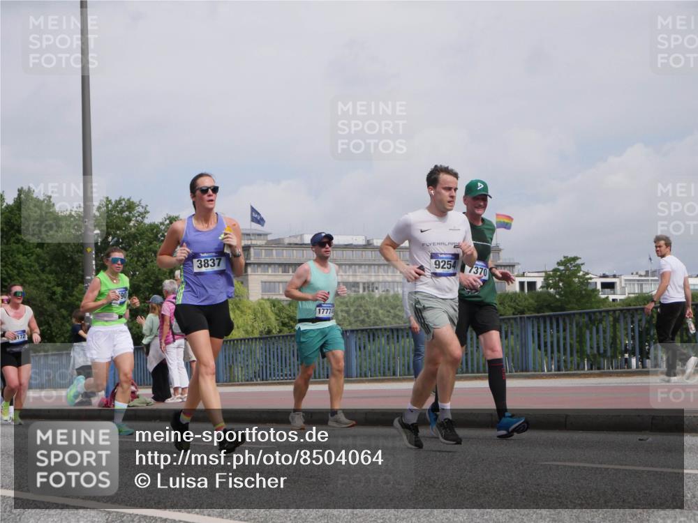 29.06.2025 - hella hamburg halbmarathon Luisa Fischer http://msf.ph/oto/8504064 29.06.2025 10:14:55 Kennedybrücke 90, 3837, 17774, 9254, 7370, 1790, 3746, 3837, 6966, 7370, 9119, 9254, 9405 meine-sportfotos.de