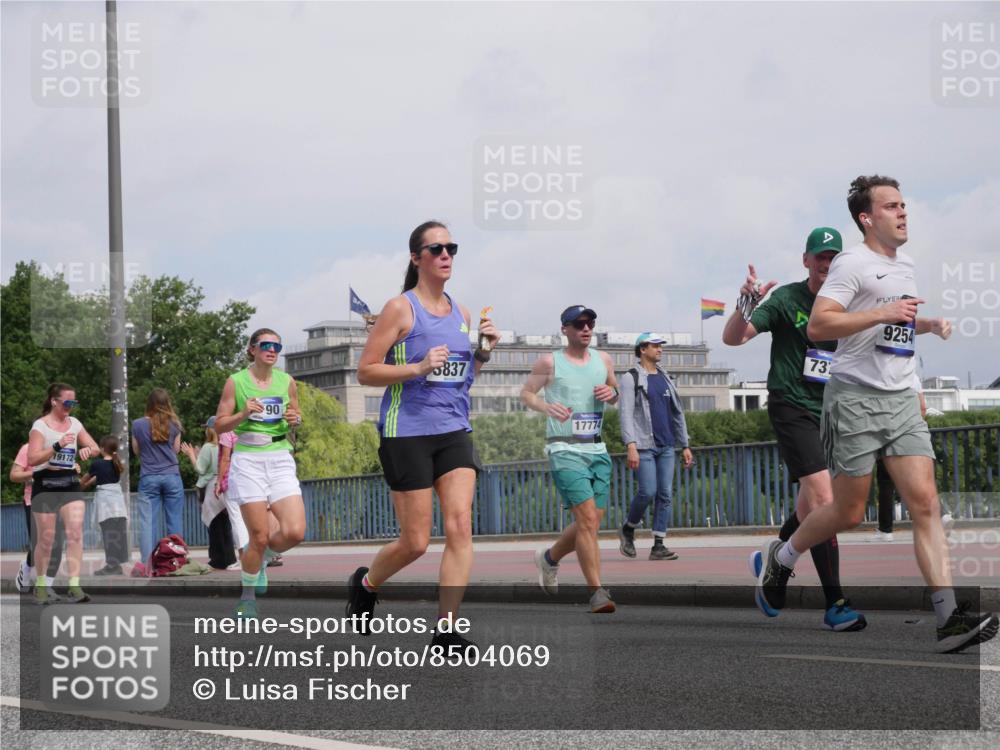 29.06.2025 - hella hamburg halbmarathon Luisa Fischer http://msf.ph/oto/8504069 29.06.2025 10:14:55 Kennedybrücke 19172, 90, 3837, 17774, 737, 9254, 1790, 3746, 3837, 6966, 7370, 9119, 9254, 9405 meine-sportfotos.de