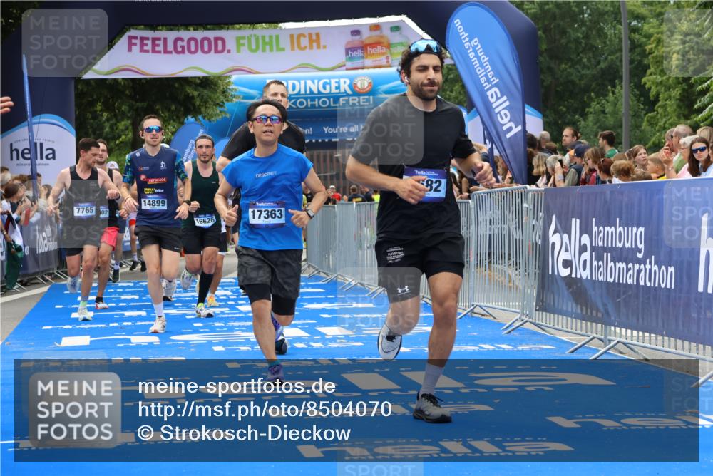 29.06.2025 - hella hamburg halbmarathon Strokosch-Dieckow http://msf.ph/oto/8504070 29.06.2025 10:42:10 Ziel 1441, 1903, 2675, 5682, 7765, 7865, 9365, 10216, 12098, 13709, 14811, 14899, 16626, 16660, 16677, 17182, 17363, 18772, 18802 meine-sportfotos.de