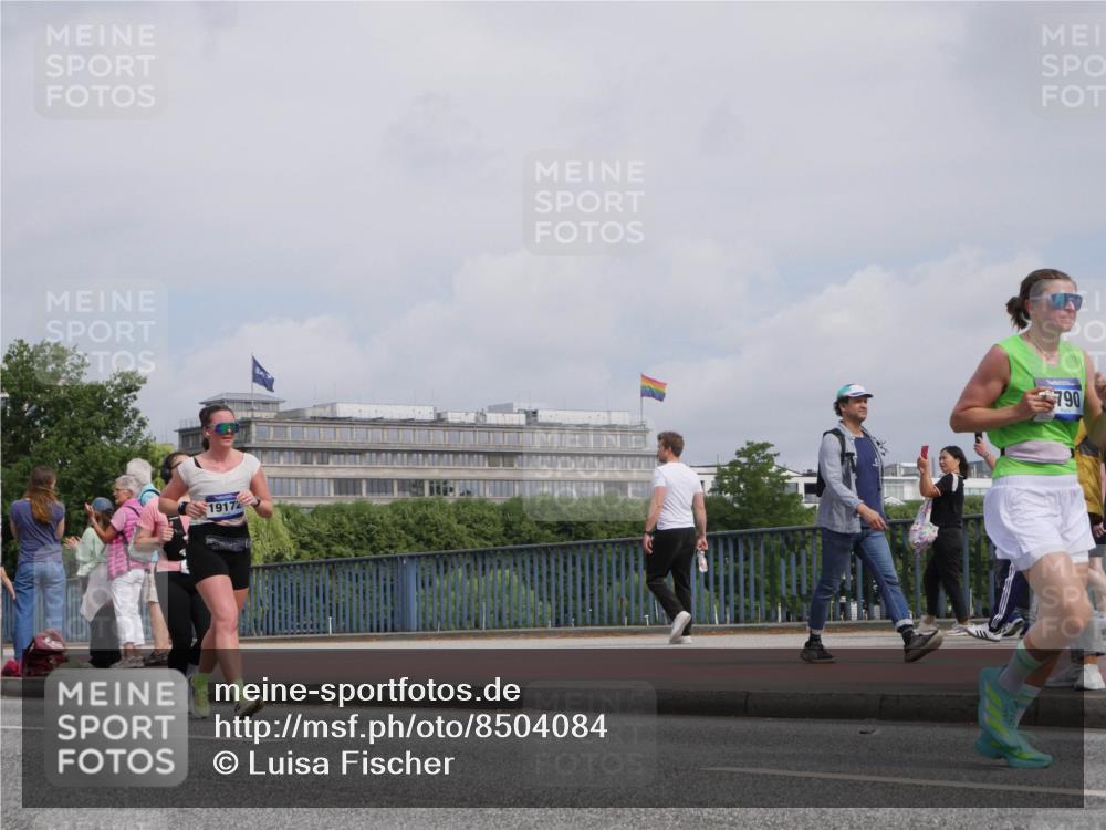 29.06.2025 - hella hamburg halbmarathon Luisa Fischer http://msf.ph/oto/8504084 29.06.2025 10:14:57 Kennedybrücke 19172, 790, 1790, 3746, 3837, 4499, 6966, 7370, 9119, 9253, 9254, 9405 meine-sportfotos.de