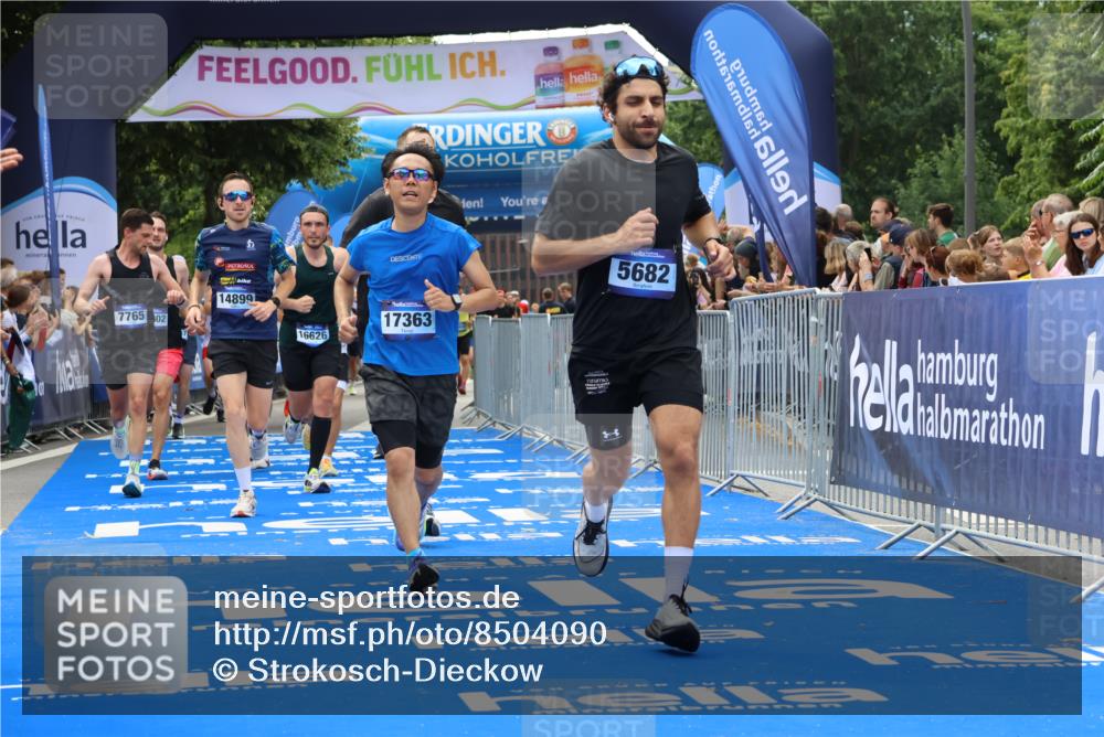 29.06.2025 - hella hamburg halbmarathon Strokosch-Dieckow http://msf.ph/oto/8504090 29.06.2025 10:42:10 Ziel 1441, 1903, 2675, 5682, 7765, 7865, 9365, 10216, 12098, 13709, 14811, 14899, 16626, 16660, 16677, 17182, 17363, 18772, 18802 meine-sportfotos.de