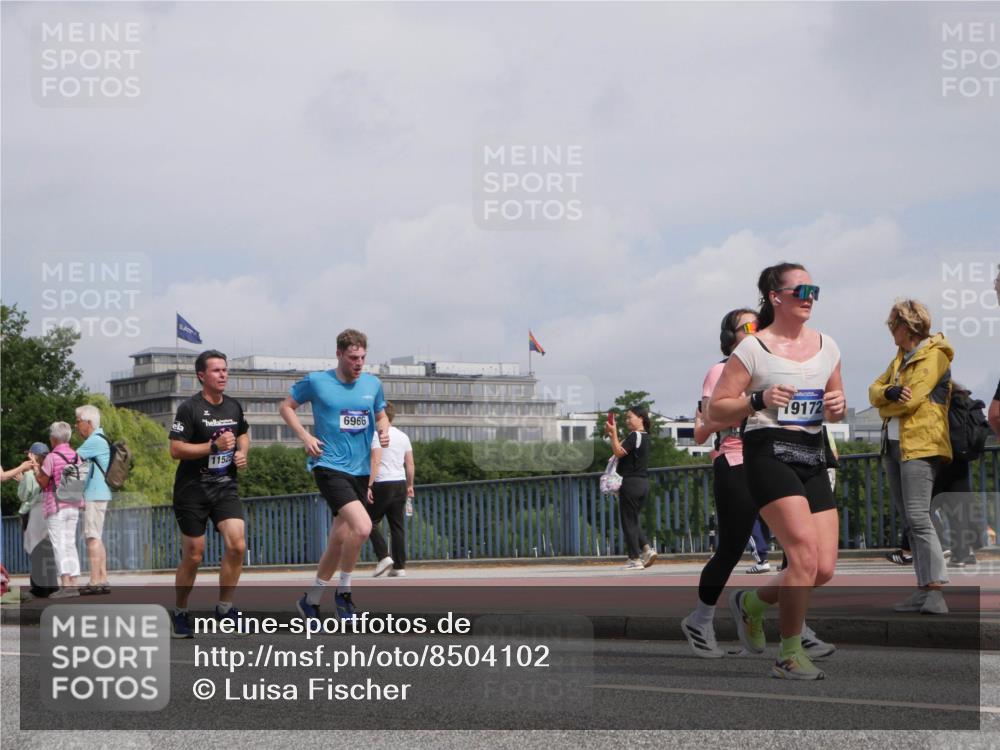 29.06.2025 - hella hamburg halbmarathon Luisa Fischer http://msf.ph/oto/8504102 29.06.2025 10:14:59 Kennedybrücke 11525, 6966, 19172, 1790, 3746, 3837, 4499, 6966, 7370, 9119, 9253, 9405 meine-sportfotos.de